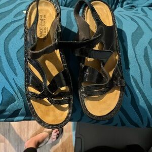 Naot Women’s Black Patent Leather Strappy Comfort Sandals